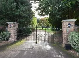 Canalside Manor House Annexe with Secure Parking