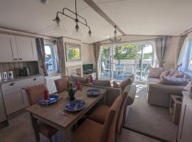 STUNNING LUXURY Caravan on edge of New Forest on SHOREFIELD Country Park ENTERTAINMENT AND LEISURE PASSES INCLUDED, càmping resort a Milford on Sea