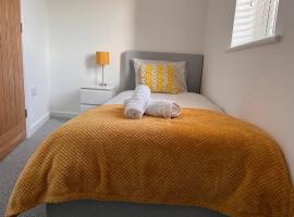 Superb modern flat in Northampton, parking &EV, hotell i Northampton