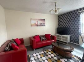 Super deluxe extra large 3 bedroom apartment, apartment in Stanley