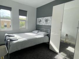 Cheerful 2 bedroom mid terrace house in BD2, hotel Bradfordban