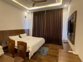 SACHIN HOTEL, hotel em Sikandarābād