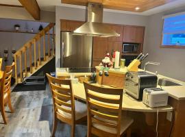 Appartement Mont Édouard, Hébergement paisible à la montagne, hotel in LʼAnse-Saint-Jean