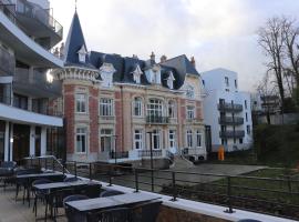 DOMITYS LE PARC DES AUBIERS, hotel con piscina a Poissy