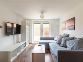 Modern & Stylish 2 Bedroom Apartment! - Ground Floor - FREE Parking for 2 Cars - Netflix - Disney Plus - Sky Sports - Gigabit Internet - Newly decorated - Sleeps up to 5! - Close to Bournemouth Train Station, apartment in Bournemouth