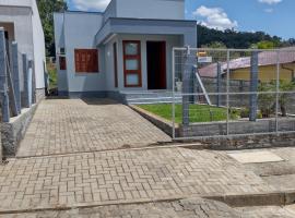 Grey House, próximo a Gramado e ao Templo Budista, villa Três Coroasban