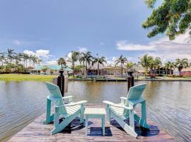 Classy N' Cozy Delray home! Pool with water view, cottage in Delray Beach