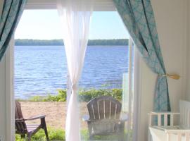 The Lake House, Couples Retreat!, hotel em Red Bay