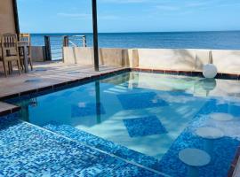 Gorgeous Oceanfront Villa Solana with Pool and Direct Beach Access، فندق في Santa Clara