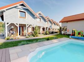 Awesome Home In Karwia With Outdoor Swimming Pool, Wifi And 2 Bedrooms – domek wiejski w Karwii