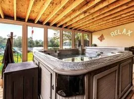 Pines Bay Waterfront cottage with Hot tub!