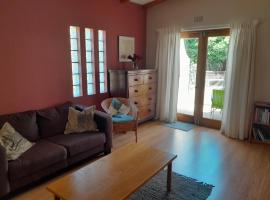 Dorset Cottage, hotel near Heathfield Railway Station, Cape Town