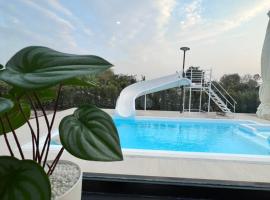 373 pool villa, hotel em Chiang Rai