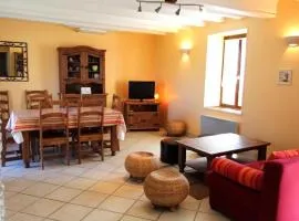 Découvrez le charme authentique d'une maison indépendante avec jardin, près de Montluçon! - FR-1-489-404