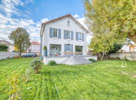 Villa Saint-Mard - King Size bed - 10min Aéroport CDG 25min Paris by train, vacation home in Saint-Mard