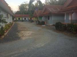 Baan Khunta Resort, guest house in Khura Buri