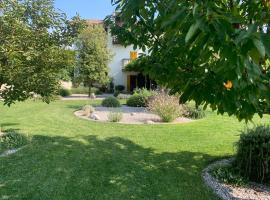 House Wisteria, ξενοδοχείο σε Kostanjevica na Krasu