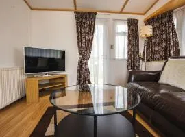 Lochlands 2br family caravan - pets-play park