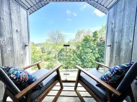 "Paddle" at Hills Meaford, Penthouse 3rd Floor Suite w Deck & Balcony, hotel na praia em Meaford