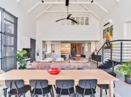 Stylish & New 4 Bedroom Point Waterfront Penthouse