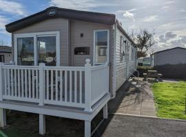 PEACEFUL HOMELY Caravan IN LOVELY CUL DE SAC Littlesea Haven Weymouth, glamping site in Weymouth