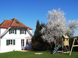 Schwarzwaldhaus24 - Ferienhaus mit Sauna, Whirlpool und Kamin, khách sạn gia đình ở Aichhalden