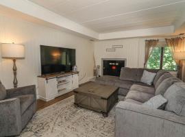 Seven Springs 2 Bedroom Premium Condo, Great for families condo, Hotel in Champion