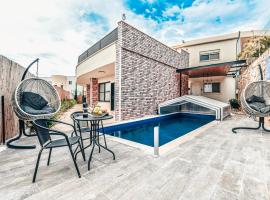 Anil's house - מתחם צימרים עם בריכה מקורה ומחוממת Zimmer with heated swimming pool, hotel in Dāliyat el Karmil