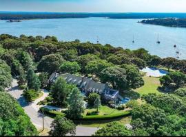 Rams Head Inn: Shelter Island şehrinde bir plaj oteli