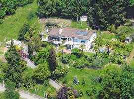 Il Bell'Ovile, bellissima villa nel verde, con privacy garantita, hotel with parking in Novaggio