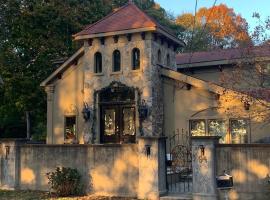 Castle House, Old World Charm, Unique, WI-FI, villa em Seekonk