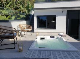 Sunset Avenue for couple w/ jacuzzi spa hot water, cottage in Paul do Mar