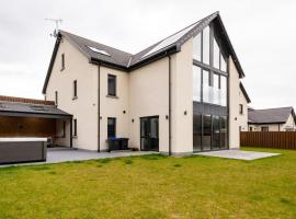 Modern house with hot tub, perfect night away!, hotel in Huntly