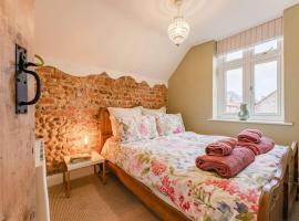 The Doll's House, pet-friendly hotel in Holt