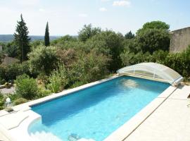 Spacious holiday home with private pool, hotel en Saint-Maximin