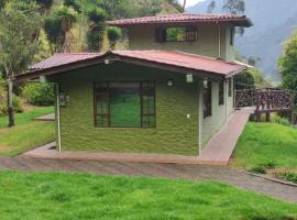 "Casa Verde" en Baños de Agua Santa con vista al volcán Tungurahua, hotel in Baños