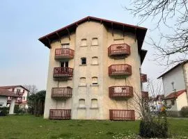 Studio confortable avec literie 140, cuisine équipée, parking à Cambo-les-Bains, sans internet - FR-1-495-120