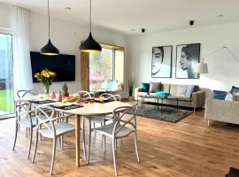 NEU! Feriendomizil TraumZeit 1 mit Sauna & Garten, luxury hotel in Göhren-Lebbin