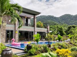 The Bright House Villa - Venuestay, хотел в Ханой
