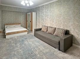 1-комнатная квартира в 100м от метро Момышулы, hotel con parking en Almaty