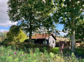 Landelijk gelegen houten huisje, hotel in Opperdoes