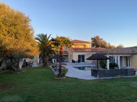 Magnifique villa avec piscine et jacuzzi et les plages à 25mn, hotel Vergèze városában