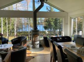 Lovely holiday home with its own lake plot and panoramic view of Rasjon, Villa in Månsarp