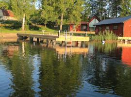 Lovely house on beautiful private lakeside estate!, rumah liburan di Bunn