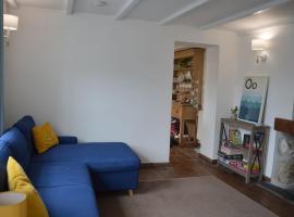 2-bedroom cottage in heart of St Ives w/ parking, hotel in St Ives