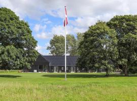 Nice Home In Grindsted With Wifi And 9 Bedrooms, feriehus i Grindsted