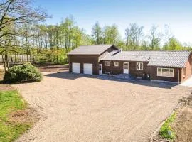 Five-Bedroom Holiday Home In Kibak
