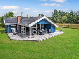 Nice Home In Ringkbing With Kitchen, hytte i Ringkøbing