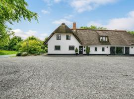 Amazing Home In Sjlund With 4 Bedrooms, Wifi And Indoor Swimming Pool, vil·la a Sønder Bjert