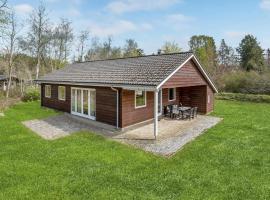 Nice Home In Ebeltoft With Kitchen, casa de temporada em Øksenmølle